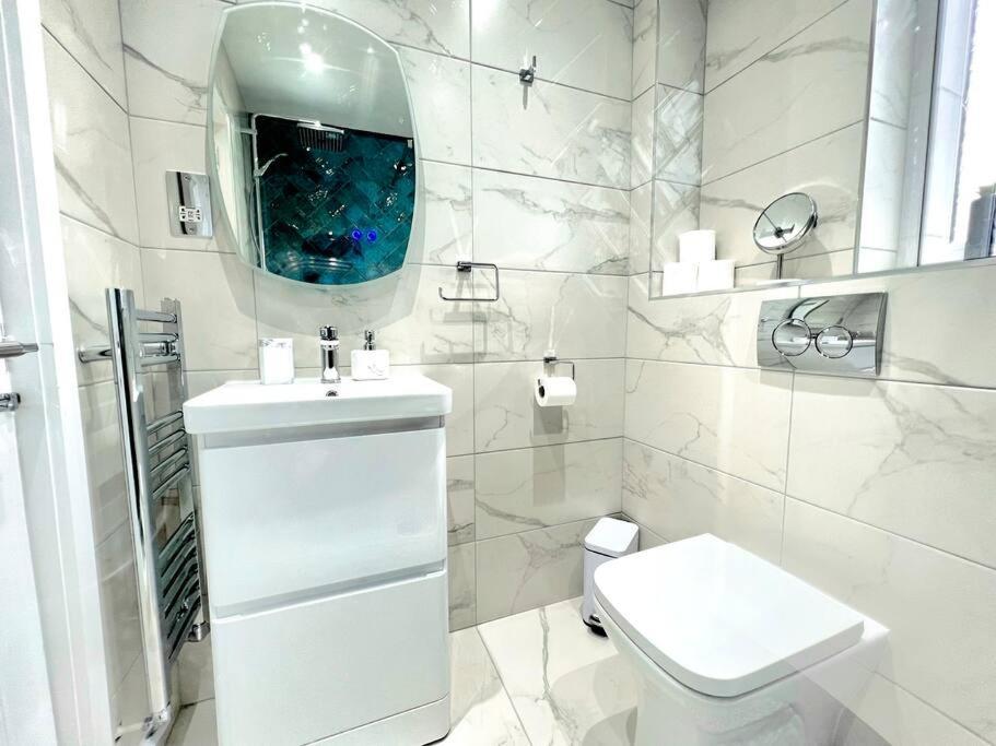 Quirky, Family Home In Glasgow Cardonald Екстер'єр фото