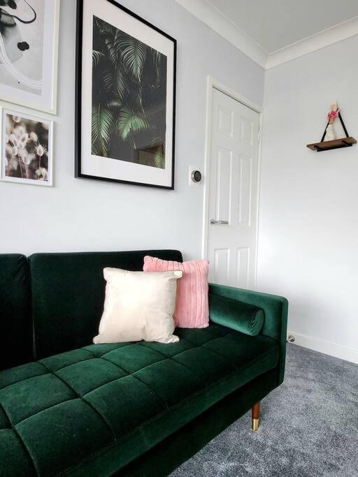 Quirky, Family Home In Glasgow Cardonald Екстер'єр фото