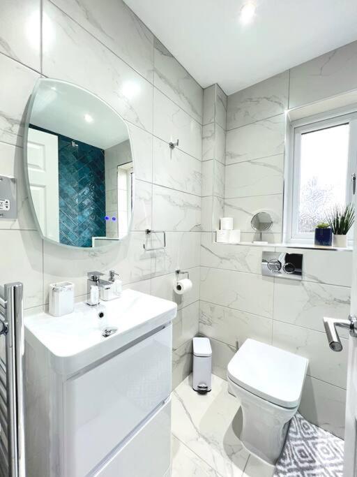 Quirky, Family Home In Glasgow Cardonald Екстер'єр фото