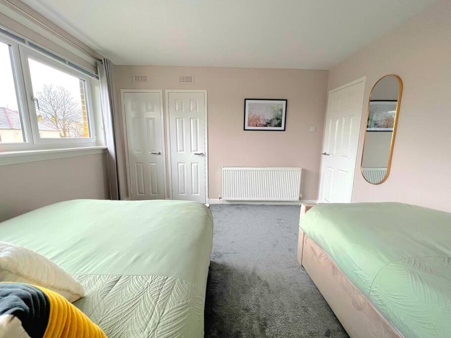 Quirky, Family Home In Glasgow Cardonald Екстер'єр фото