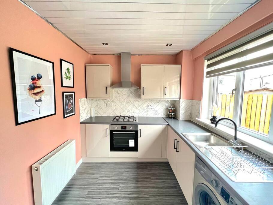 Quirky, Family Home In Glasgow Cardonald Екстер'єр фото