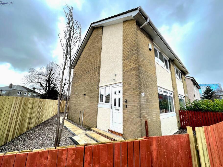 Quirky, Family Home In Glasgow Cardonald Екстер'єр фото