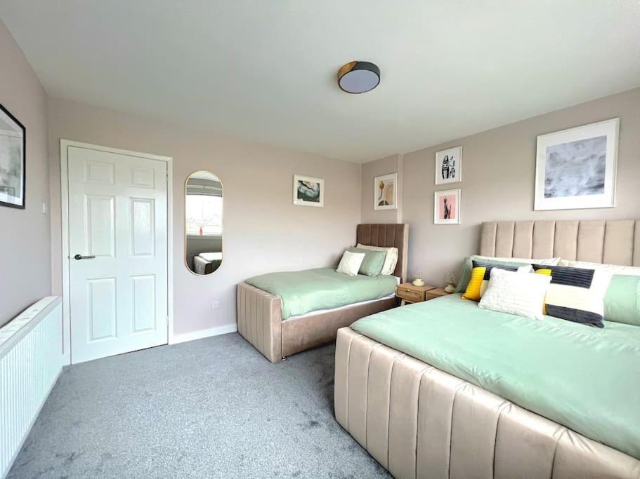 Quirky, Family Home In Glasgow Cardonald Екстер'єр фото