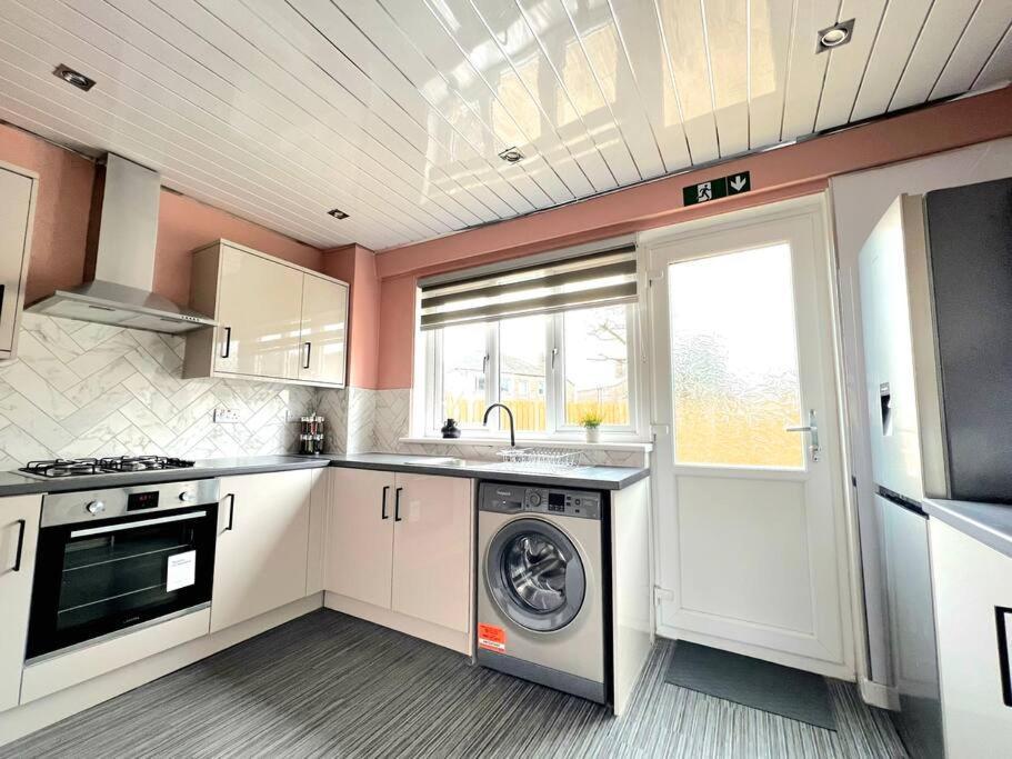 Quirky, Family Home In Glasgow Cardonald Екстер'єр фото