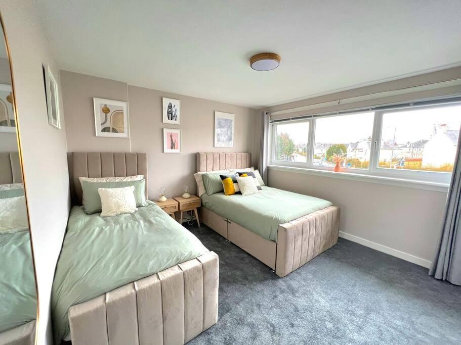 Quirky, Family Home In Glasgow Cardonald Екстер'єр фото